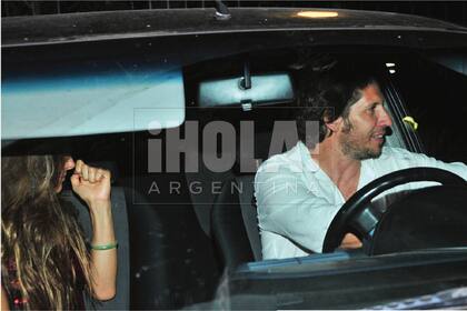 Tras la sorpresa inicial, Agustín y Juana respondieron a los flashes del fotógrafo de ¡HOLA! con enormes sonrisas. La hija de Marcela Tinayre tiene 37, y su candidato, 42 años.