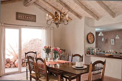 A Julio le tocó el comedor, y eligió una mesa que había sido de sus padres, un juego de sillas (Mercado de Pulgas de Dorrego) y una araña comprada en un remate (Breuer Moreno).