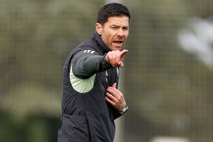 Xabi Alonso, entrenador de Real Madrid, da indicaciones durante una práctica del equipo antes de medirse al Sevilla