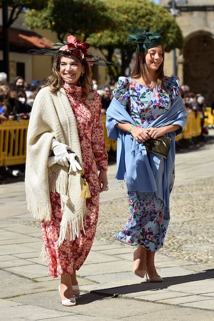 Xandra Falcó, prima del novio, también se casó años atrás en el Palacio de Mirabel. La acompaña en la foto su hija, Sandra Carvajal.