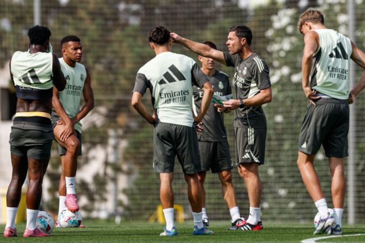 Xavi Alonso, en el centro, dando indicaciones durante un ensayo de Real Madrid; el DT ponderó la madurez y la categoría de Franco Mastantuono, en el extremo derecho de la imagen