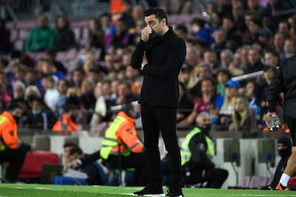 Xavi, con cara de preocupación. Luego de una gran inversión millonaria, su equipo quedó afuera de los octavos de final de la Champions League
