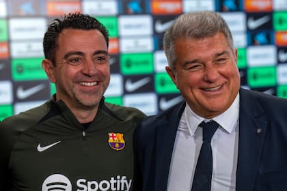 Xavi Hernández junto a Joan Laporta; el exentrenador fue durísimo con el actual presidente y candidato a la relección en el Blaugrana
