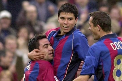 Gol de Saviola para Barcelona; lo abrazan Xavi, uno de sus mejores amigos en el fútbol, y el holandés Cocu