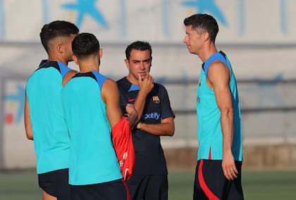 Xavi Hernandez y sus jugadores, en un entrenamiento de Barcelona