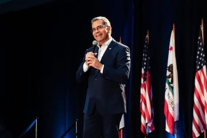 Xavier Becerra anunció su candidatura para gobernador bajo la premisa de reconstruir el "sueño californiano"