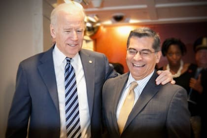 Xavier Becerra fue la mano derecha del expresidente Joe Biden