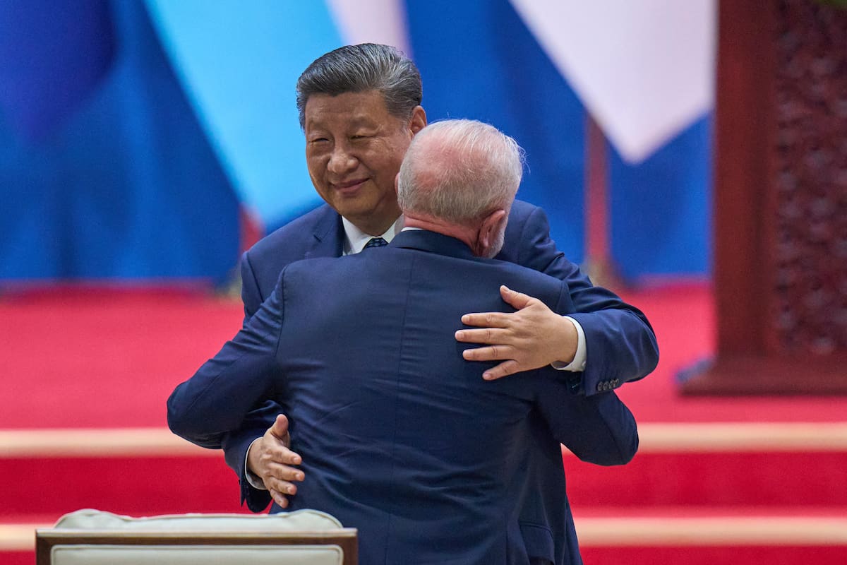 Xi Jinping abraza a Lula da Silva en Pekín