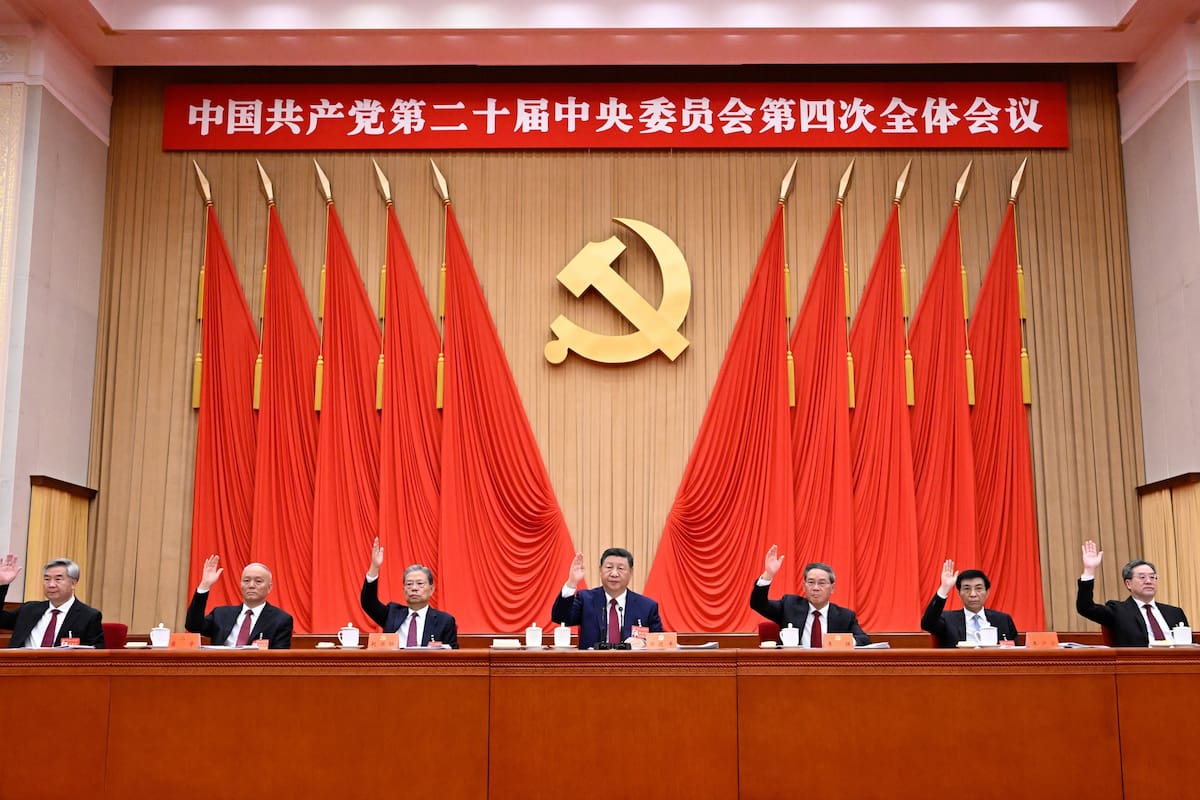 Xi Jinping, en el centro, preside el Politburó del PC chino