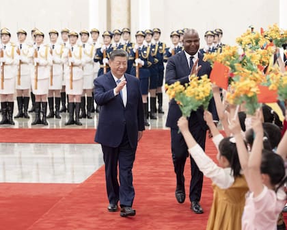 Xi Jinping en una ceremonia de bienvenida para el presidente de la República de Mozambique en el Gran Palacio del Pueblo, en Pekín, el 21 de abril de 2026