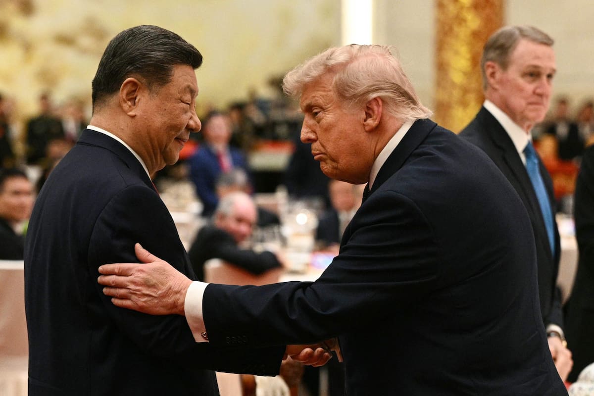 Xi Jinping observa a Trump mientras asisten a un banquete de Estado en el Gran Palacio del Pueblo, en Pekín, el 14 de mayo de 2026