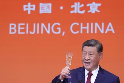 Xi Jinping propone un brindis durante una cena de Estado con Trump en el Gran Palacio del Pueblo, el 14 de mayo de 2026, en Pekín