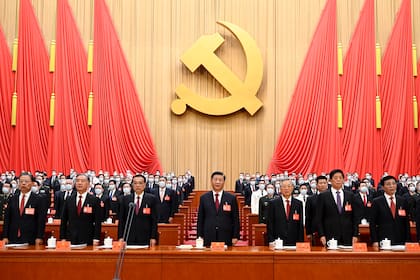 Xi Jinping, rodeado de la élite del Partido Comunista en el inicio del Congreso