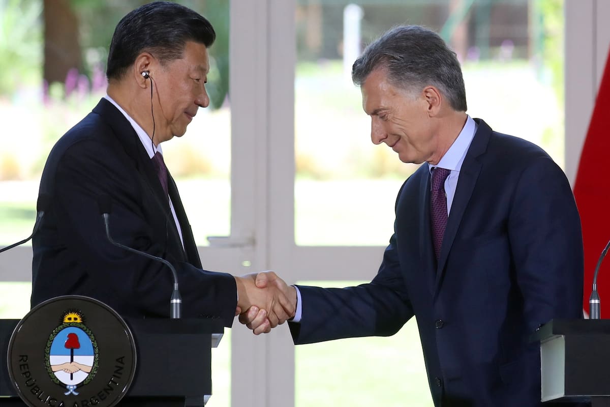 Xi Jinping saluda a Mauricio Macri en la sala de conferencias de la Quinta de Olivos