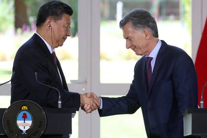 Xi Jinping saluda a Mauricio Macri en la sala de conferencias de la Quinta de Olivos