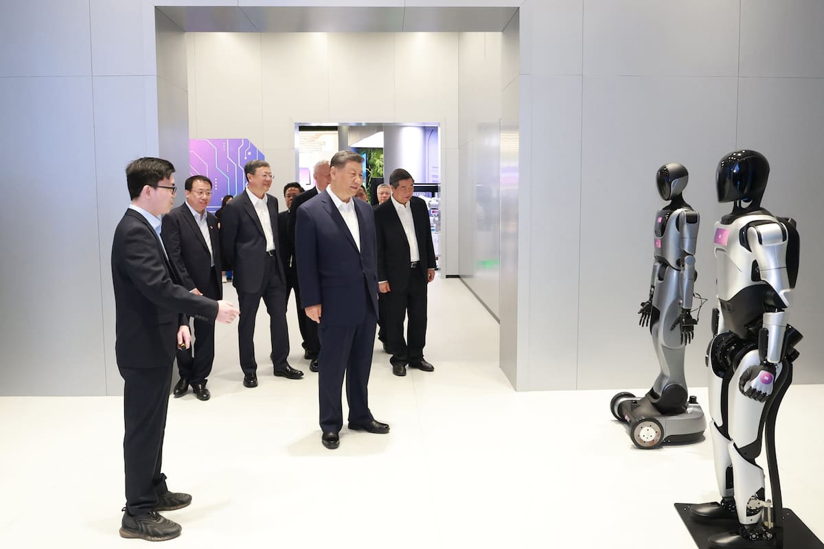 Xi Jinping visita el Centro de Innovación de Modelos de la Fundación de Shanghai, una incubadora de modelos de gran tamaño que alberga a más de 100 empresas, en Shanghai