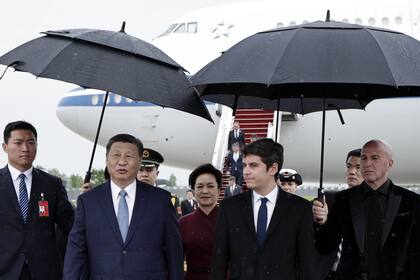 Xi Jinping y su esposa son recibidos oficialmente en el aeropuerto de Orly por el primer ministro francés Gabriel Attal