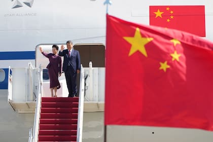 Xi Jinping y su mujer saludan desde la escalera del avión antes de partir de regreso a Pekín