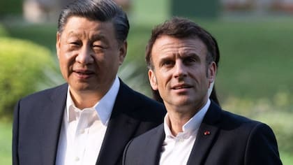 Archivo.- Xi Jinping y Emmanuel Macron visitan el jardín de la residencia del gobernador de Guangdong, el 7 de abril de 2023, donde vivió el padre del presidente chino