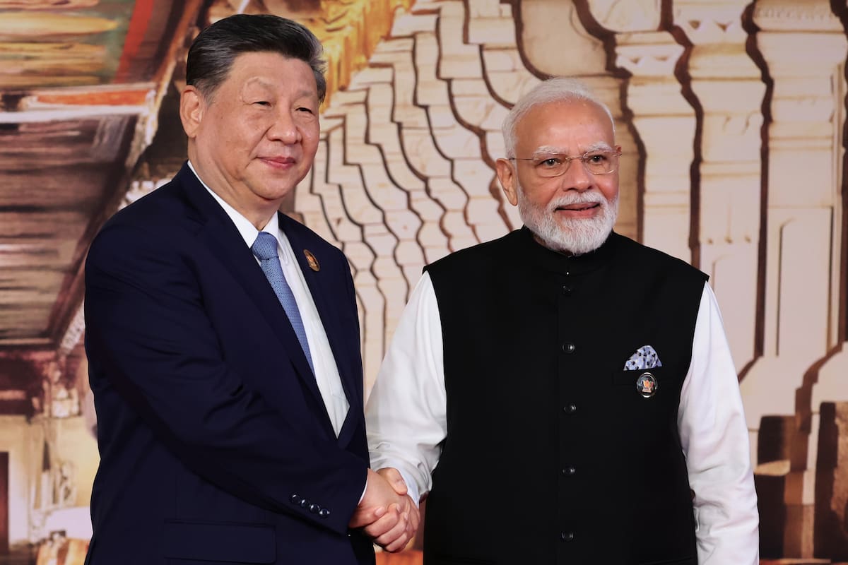 Xi y Modi posan durante la ceremonia oficial de bienvenida de la cumbre de los Brics en Nueva Delhi