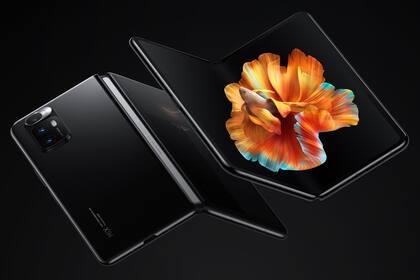 Xiaomi Mi Mix Fold es el primer teléfono de la compañía con pantalla plegable, y también el primero del mercado con una lente líquida para la cámara