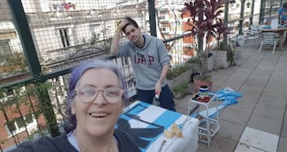 Ximena De Tezanos Pinto junto a Leandro, el estudiante de Ciencias Políticas que la ayudó a hacer la primera bandera