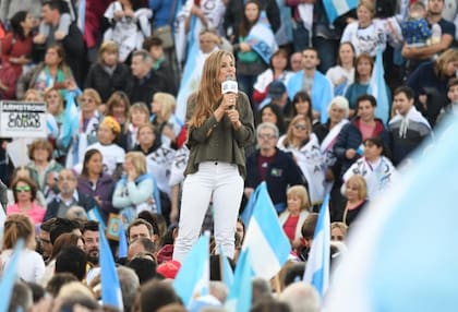 Ximena García saltó de la militancia universitaria a la política nacional. Empezó a militar en Franja Morada, la agrupación universitaria de la UCR, cuando estudiaba Derecho en la Universidad Nacional del Litoral y allí ocupó cargos en el Centro de Estudiantes
