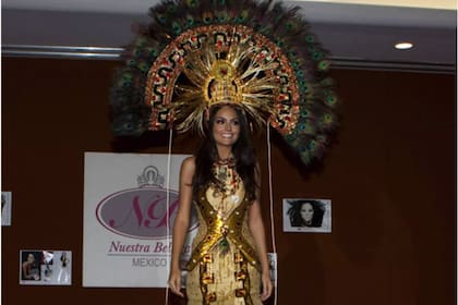 Ximena Navarrete presenta el traje típico en Miss Universo 2010, inspirado en la cultura maya (Revista Quién)