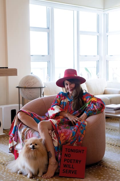 Ximena posa en el living de su penthouse ubicado en un emblemático edificio de 1941 de la avenida Collins, reciclado y decorado íntegramente por ella, que combina sus dos pasiones: el océano y el arte.