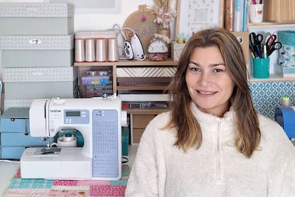 Ximena Salanova junto a su máquina de coser, un elemento imprescindible para desarrollar su vocación y creatividad