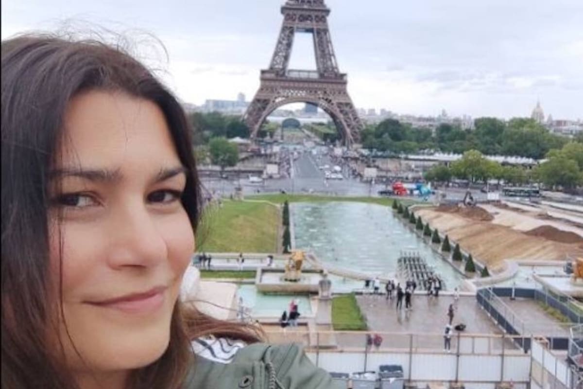Ximena sale a caminar por París, la ciudad donde vive, y todavía se maravilla ante la Torre Eiffel