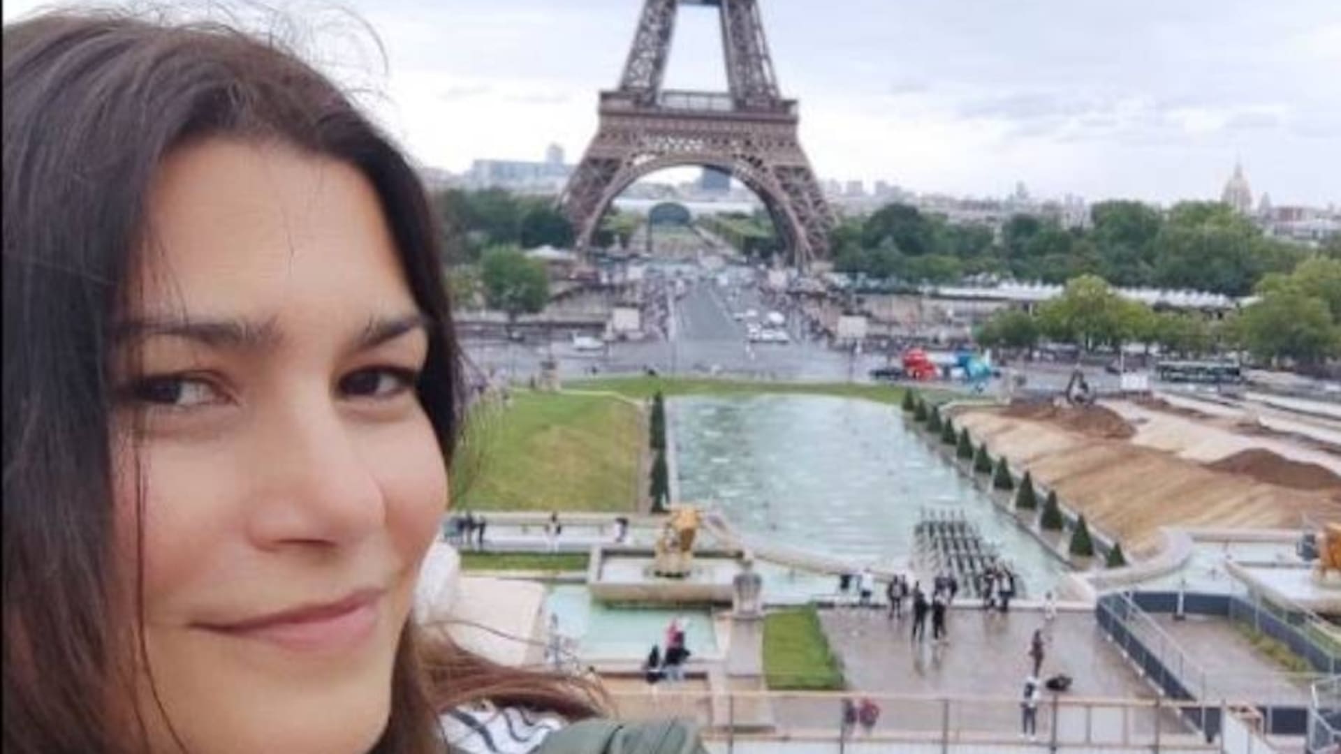 Ximena sale a caminar por París, la ciudad donde vive, y todavía se maravilla ante la Torre Eiffel