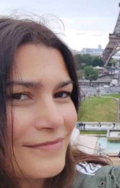 Ximena sale a caminar por París, la ciudad donde vive, y todavía se maravilla ante la Torre Eiffel