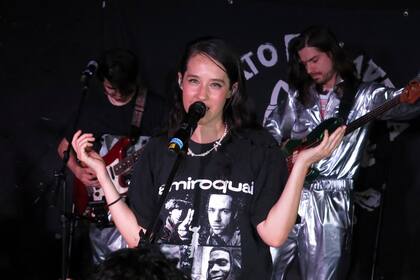 Ximena Sariñana enciende una chispa roja con “Rompe”