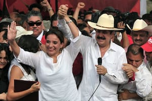 Manuel Zelaya: “A Cristina Kirchner la consideramos un símbolo de lucha democrática”
