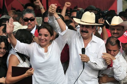 Xiomara Castro, junto a Zelaya, que ganó protagonismo en la campaña 