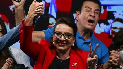 Xiomara Castro y Salvador Nasralla, detrás.