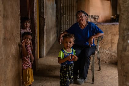 Xiomara Ortega, de 68 años, cuida a seis nietos después de que sus hijas emigraran a Colombia. (Marian Carrasquero / NYT)