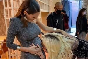 Xipolitakis le pidió permiso a Pampita, que transita un embarazo de cinco meses, para besarla en la panza