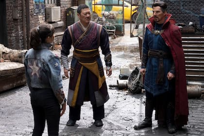 Xochitl Gomez como América Chávez, Benedict Wong como Wong y Benedict Cumberbatch como Doctor Strange