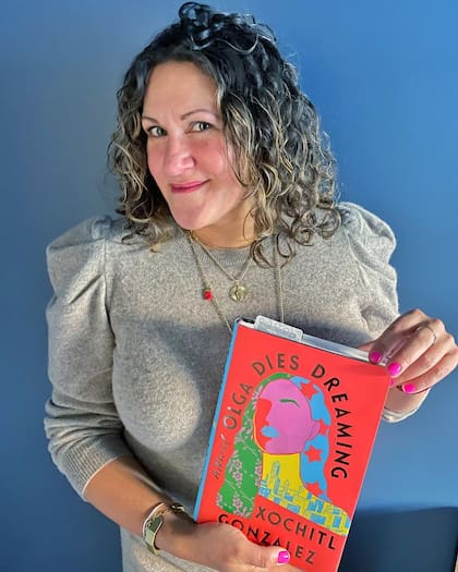 Xóchitl González cuenta en Olga dies dreaming la historia de un par de puertorriqueños en busca del sueño americano en Nueva York