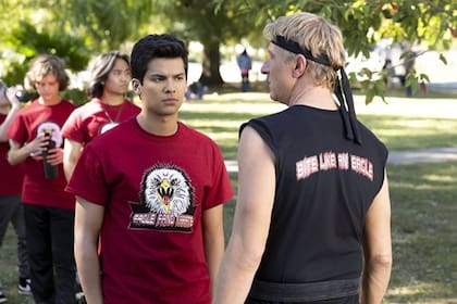 Xolo Maridueña (de frente), en su rol de Miguel, comparte una escena de Cobra Kai con William Zabka, quien en la ficción es su maestro Johnny Lawrence