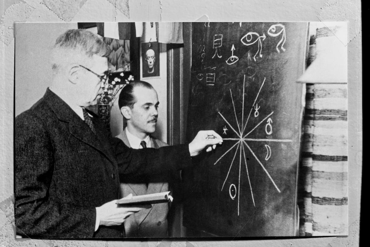 Xul Solar dibujando una carta astral en 1950