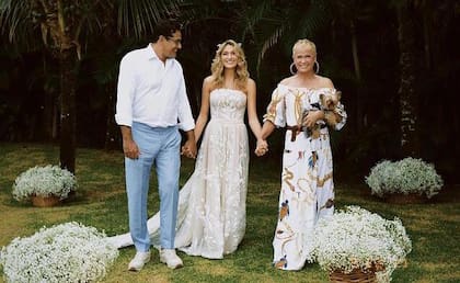 Xuxa y el actor Luciano Szafir, acompañando a su hija en un día muy especial
