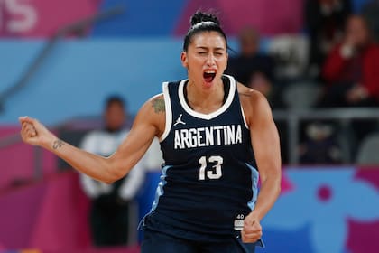 XVIII Juegos Panamericanos - Lima 2019 - Baloncesto - Ronda preliminar femenina, Estados Unidos v Argentina - Coliseo Eduardo Dibos, Lima, Perú - 6 de agosto de 2019 - La argentina Debora González celebra una canasta de tres puntos.