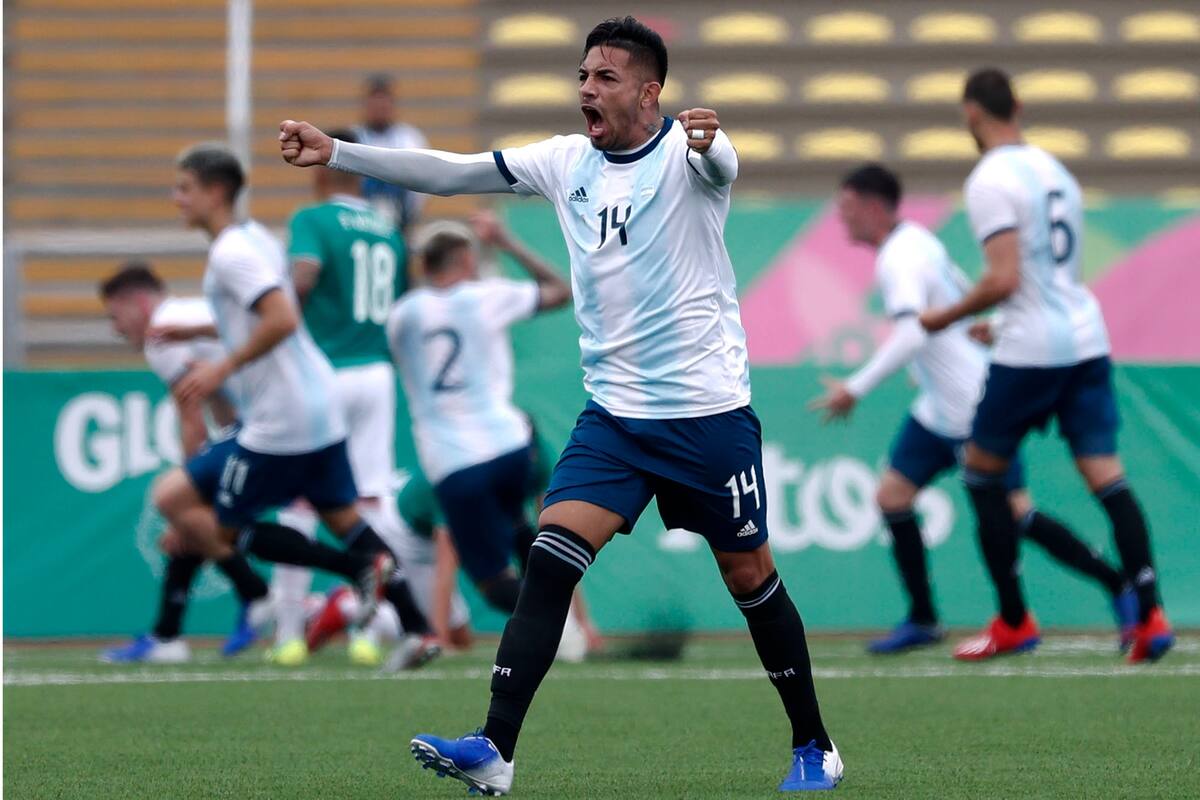 XVIII Juegos Panamericanos - Lima 2019 - Fútbol Fútbol - Hombres Primera Ronda Grupo A - México v Argentina - Estadio San Marcos, Lima, Perú - 1 de agosto de 2019. El argentino Facundo Medina y sus compañeros celebran su primer gol.