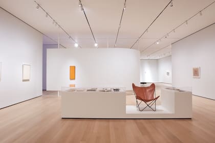 Vista de sala de la muestra Sur moderno