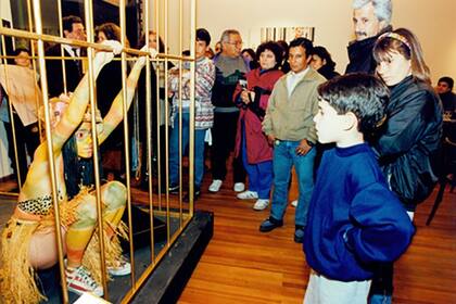 En la Fundación Banco Patricios, en 1994, adoptó el título "Dos amerindios no descubiertos en Buenos Aires"