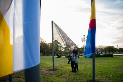 "Todos somos únicos e importantes. Por eso todos debemos tener una bandera", dijo Christian Boltanski, el artista francés impulsor de "Draw Me a Flag"