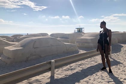 Intervención de Leandro Erlich presentada en diciembre de 2019 sobre la playa de Miami Beach, donde será recreada en una versión subacuática